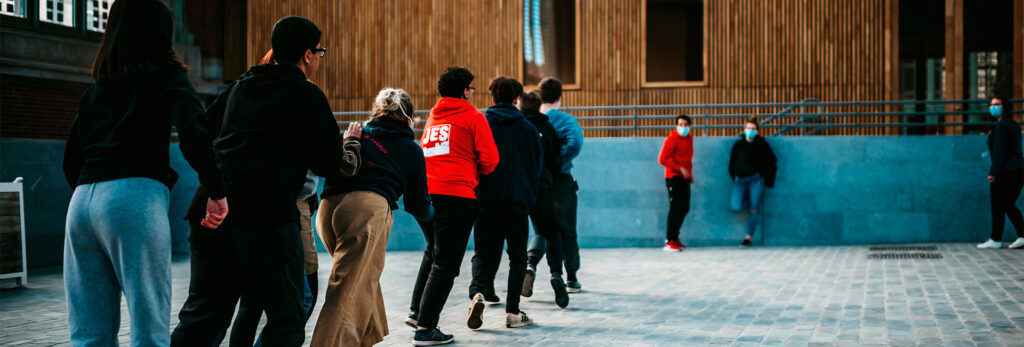 Jongeren nemen deel aan een spel in de stad